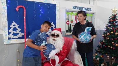 Entrega de presentes do Papai Noel dos Correios leva alegria Ã s crianÃ§as em Laranjeiras do Sul