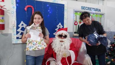 Entrega de presentes do Papai Noel dos Correios leva alegria Ã s crianÃ§as em Laranjeiras do Sul