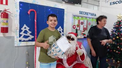 Entrega de presentes do Papai Noel dos Correios leva alegria Ã s crianÃ§as em Laranjeiras do Sul