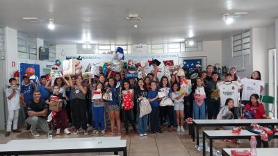 Entrega de presentes do Papai Noel dos Correios leva alegria Ã s crianÃ§as em Laranjeiras do Sul