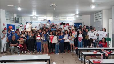 Entrega de presentes do Papai Noel dos Correios leva alegria Ã s crianÃ§as em Laranjeiras do Sul