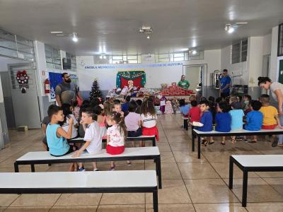 Papai Noel dos Correios entregou os Ãºltimos presentes na tarde desta sexta em Laranjeiras do Sul