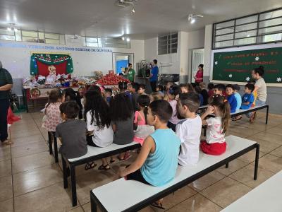 Papai Noel dos Correios entregou os Ãºltimos presentes na tarde desta sexta em Laranjeiras do Sul