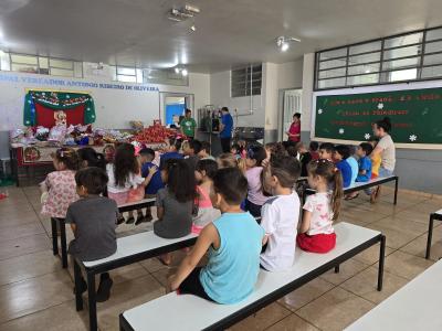 Papai Noel dos Correios entregou os Ãºltimos presentes na tarde desta sexta em Laranjeiras do Sul
