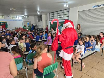 Papai Noel dos Correios entregou os Ãºltimos presentes na tarde desta sexta em Laranjeiras do Sul