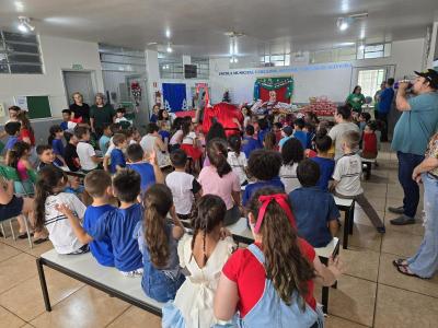 Papai Noel dos Correios entregou os Ãºltimos presentes na tarde desta sexta em Laranjeiras do Sul