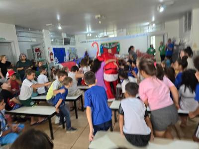 Papai Noel dos Correios entregou os Ãºltimos presentes na tarde desta sexta em Laranjeiras do Sul