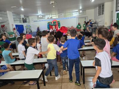 Papai Noel dos Correios entregou os Ãºltimos presentes na tarde desta sexta em Laranjeiras do Sul