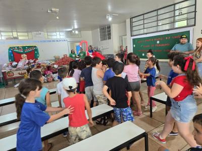 Papai Noel dos Correios entregou os Ãºltimos presentes na tarde desta sexta em Laranjeiras do Sul