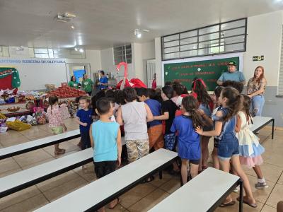 Papai Noel dos Correios entregou os Ãºltimos presentes na tarde desta sexta em Laranjeiras do Sul
