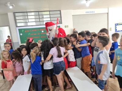 Papai Noel dos Correios entregou os Ãºltimos presentes na tarde desta sexta em Laranjeiras do Sul
