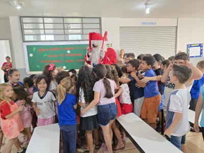 Papai Noel dos Correios entregou os Ãºltimos presentes na tarde desta sexta em Laranjeiras do Sul