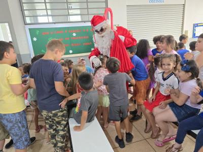 Papai Noel dos Correios entregou os Ãºltimos presentes na tarde desta sexta em Laranjeiras do Sul