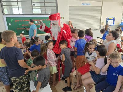 Papai Noel dos Correios entregou os Ãºltimos presentes na tarde desta sexta em Laranjeiras do Sul