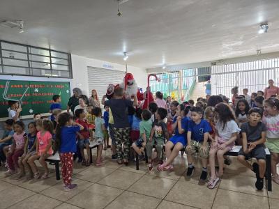 Papai Noel dos Correios entregou os Ãºltimos presentes na tarde desta sexta em Laranjeiras do Sul