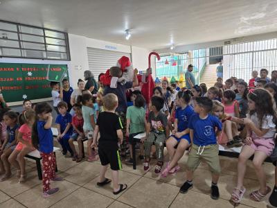 Papai Noel dos Correios entregou os Ãºltimos presentes na tarde desta sexta em Laranjeiras do Sul
