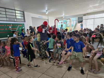 Papai Noel dos Correios entregou os Ãºltimos presentes na tarde desta sexta em Laranjeiras do Sul