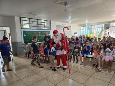 Papai Noel dos Correios entregou os Ãºltimos presentes na tarde desta sexta em Laranjeiras do Sul