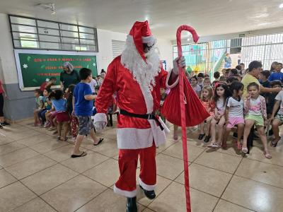 Papai Noel dos Correios entregou os Ãºltimos presentes na tarde desta sexta em Laranjeiras do Sul