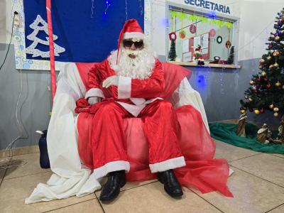 Papai Noel dos Correios entregou os Ãºltimos presentes na tarde desta sexta em Laranjeiras do Sul