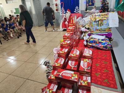 Papai Noel dos Correios entregou os Ãºltimos presentes na tarde desta sexta em Laranjeiras do Sul