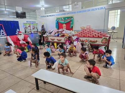 Papai Noel dos Correios entregou os Ãºltimos presentes na tarde desta sexta em Laranjeiras do Sul