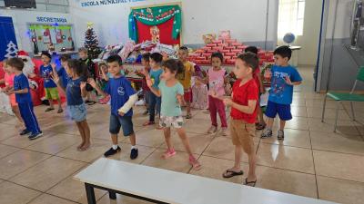 Papai Noel dos Correios entregou os Ãºltimos presentes na tarde desta sexta em Laranjeiras do Sul