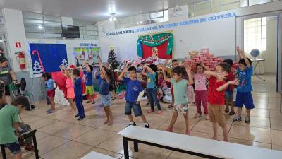 Papai Noel dos Correios entregou os Ãºltimos presentes na tarde desta sexta em Laranjeiras do Sul