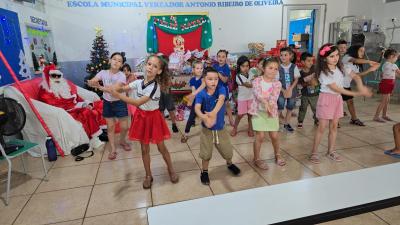 Papai Noel dos Correios entregou os Ãºltimos presentes na tarde desta sexta em Laranjeiras do Sul