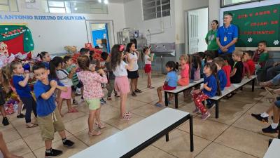 Papai Noel dos Correios entregou os Ãºltimos presentes na tarde desta sexta em Laranjeiras do Sul