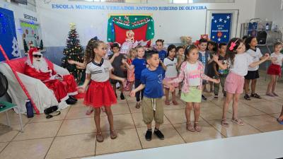 Papai Noel dos Correios entregou os Ãºltimos presentes na tarde desta sexta em Laranjeiras do Sul