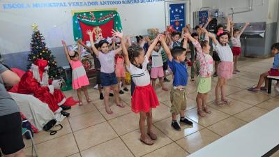 Papai Noel dos Correios entregou os Ãºltimos presentes na tarde desta sexta em Laranjeiras do Sul