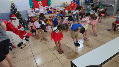 Papai Noel dos Correios entregou os Ãºltimos presentes na tarde desta sexta em Laranjeiras do Sul