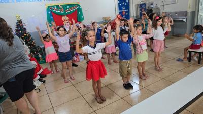 Papai Noel dos Correios entregou os Ãºltimos presentes na tarde desta sexta em Laranjeiras do Sul