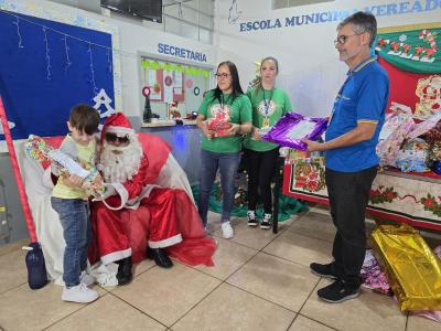 Papai Noel dos Correios entregou os Ãºltimos presentes na tarde desta sexta em Laranjeiras do Sul