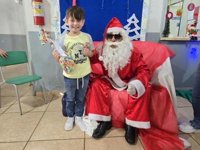 Papai Noel dos Correios entregou os Ãºltimos presentes na tarde desta sexta em Laranjeiras do Sul
