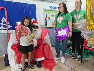 Papai Noel dos Correios entregou os Ãºltimos presentes na tarde desta sexta em Laranjeiras do Sul