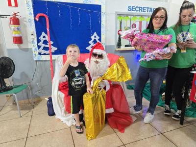Papai Noel dos Correios entregou os Ãºltimos presentes na tarde desta sexta em Laranjeiras do Sul