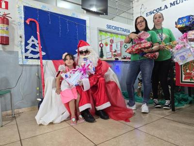 Papai Noel dos Correios entregou os Ãºltimos presentes na tarde desta sexta em Laranjeiras do Sul