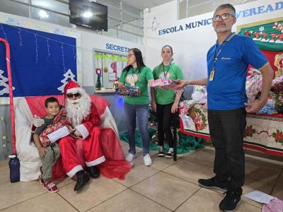 Papai Noel dos Correios entregou os Ãºltimos presentes na tarde desta sexta em Laranjeiras do Sul