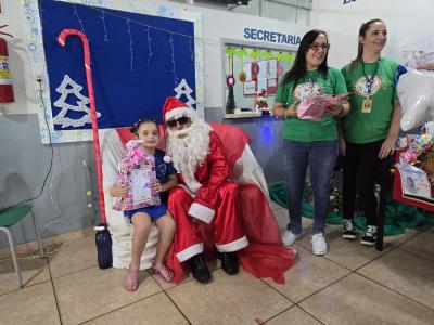 Papai Noel dos Correios entregou os Ãºltimos presentes na tarde desta sexta em Laranjeiras do Sul
