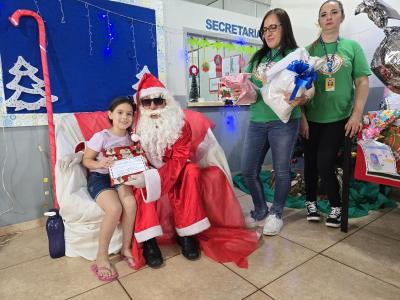 Papai Noel dos Correios entregou os Ãºltimos presentes na tarde desta sexta em Laranjeiras do Sul