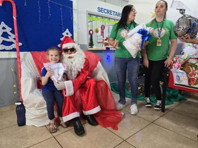 Papai Noel dos Correios entregou os Ãºltimos presentes na tarde desta sexta em Laranjeiras do Sul
