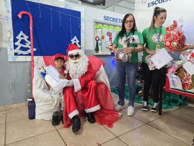 Papai Noel dos Correios entregou os Ãºltimos presentes na tarde desta sexta em Laranjeiras do Sul