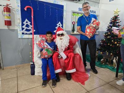 Papai Noel dos Correios entregou os Ãºltimos presentes na tarde desta sexta em Laranjeiras do Sul