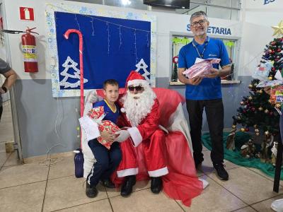 Papai Noel dos Correios entregou os Ãºltimos presentes na tarde desta sexta em Laranjeiras do Sul
