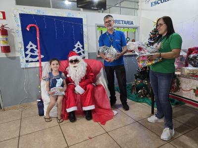 Papai Noel dos Correios entregou os Ãºltimos presentes na tarde desta sexta em Laranjeiras do Sul