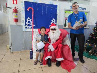 Papai Noel dos Correios entregou os Ãºltimos presentes na tarde desta sexta em Laranjeiras do Sul
