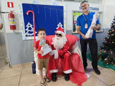 Papai Noel dos Correios entregou os Ãºltimos presentes na tarde desta sexta em Laranjeiras do Sul