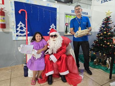 Papai Noel dos Correios entregou os Ãºltimos presentes na tarde desta sexta em Laranjeiras do Sul